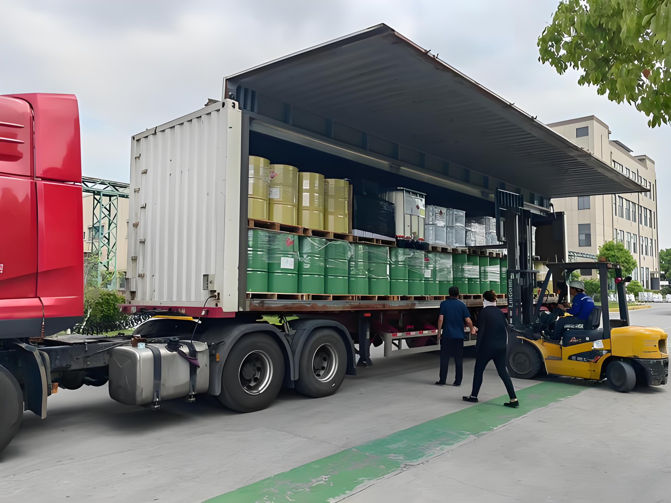 现代化生产车间，有多台自动化设备